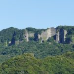 千葉・保田漁港「ばんや」のミックスフライを味わい、彫刻のような鋸山の造形美を愛でる。
